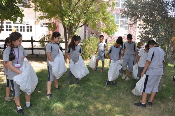 KALAR STUDENTS CLEAN UP THE COMMUNITY